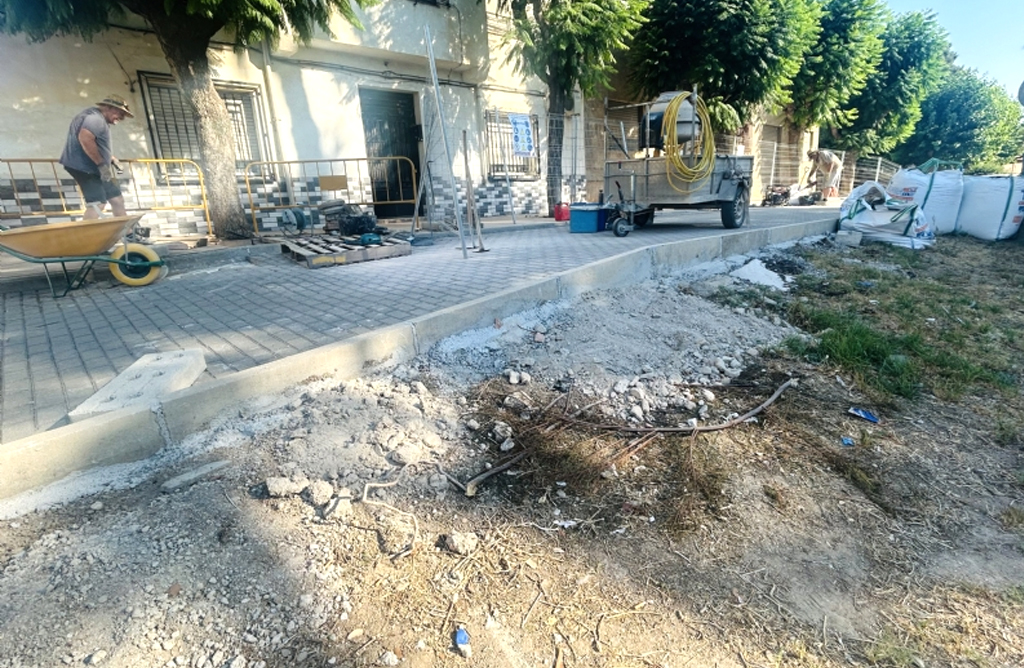 Comienzan las obras de renovaci�n de los parterres en la avenida de Lorca de Totana